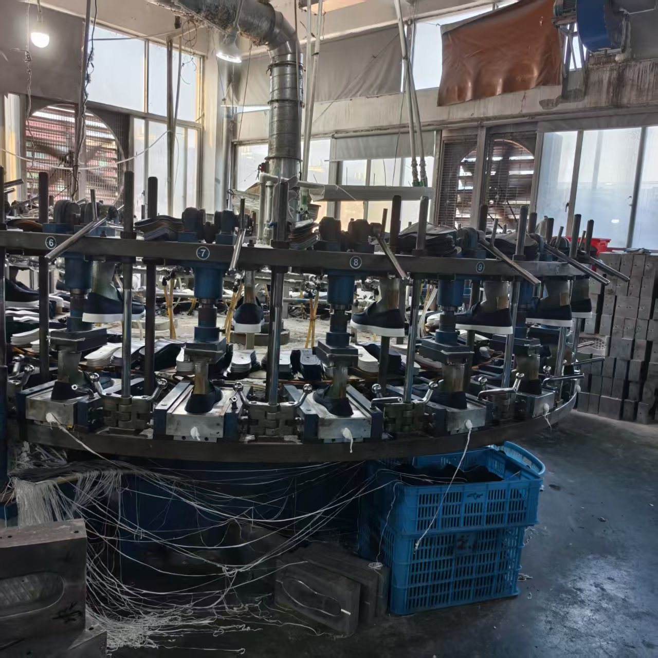 Lasting machine in the production hall